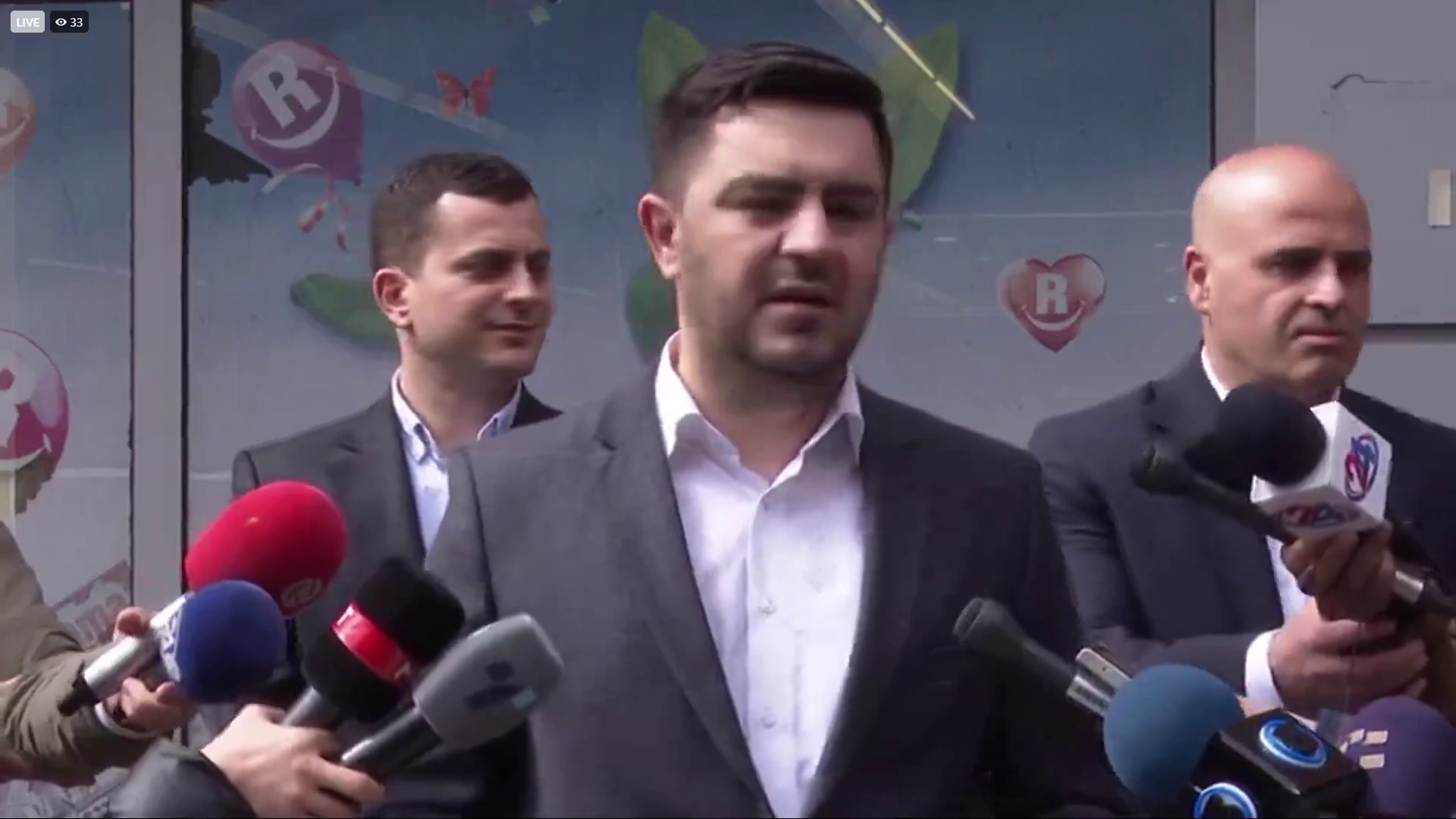ВИДЕО: Премиерот се фати за новинарскиот микрофон