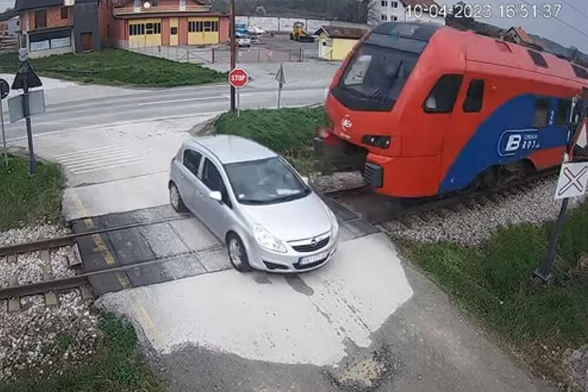 ВОЗНЕМИРУВАЧКО ВИДЕО: Страшна несреќа на пругата Белград – Бар – воз удри во возило, жена почина на лице место