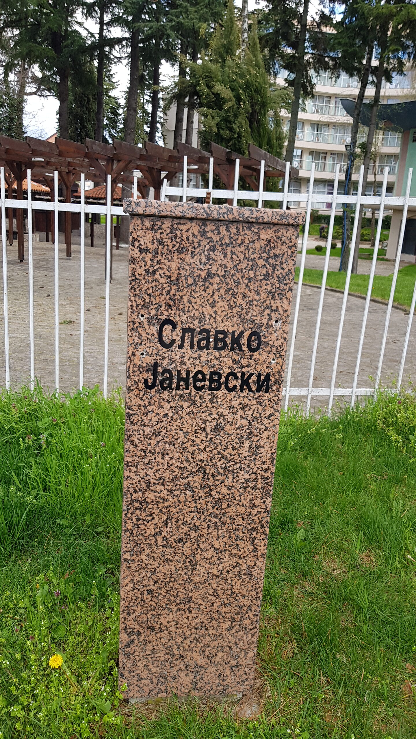 Вандализам во Струга: Украдена бистата на Славко Јаневски