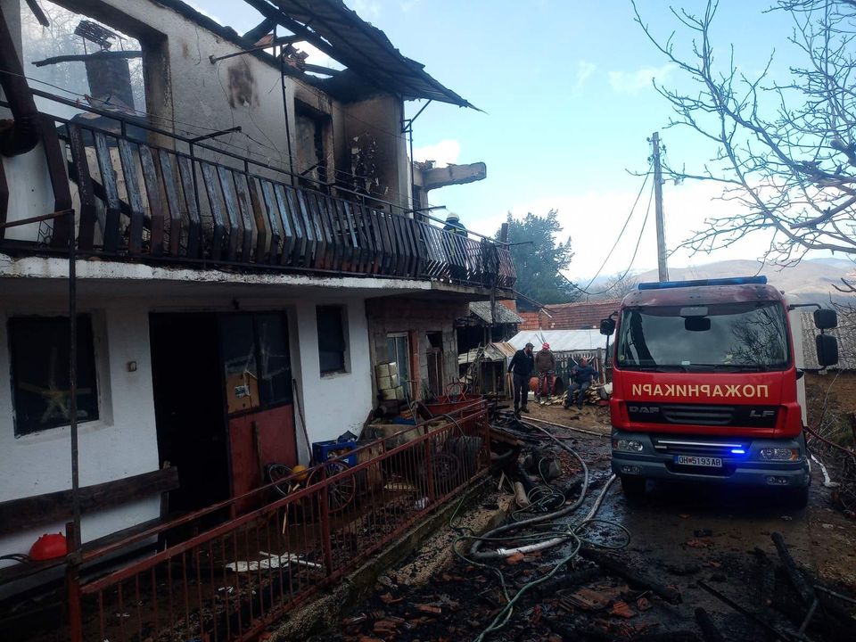 ФОТО: Пожар изби во село Лактиње – целосно изгорена куќа, интервенираат пожарникари!