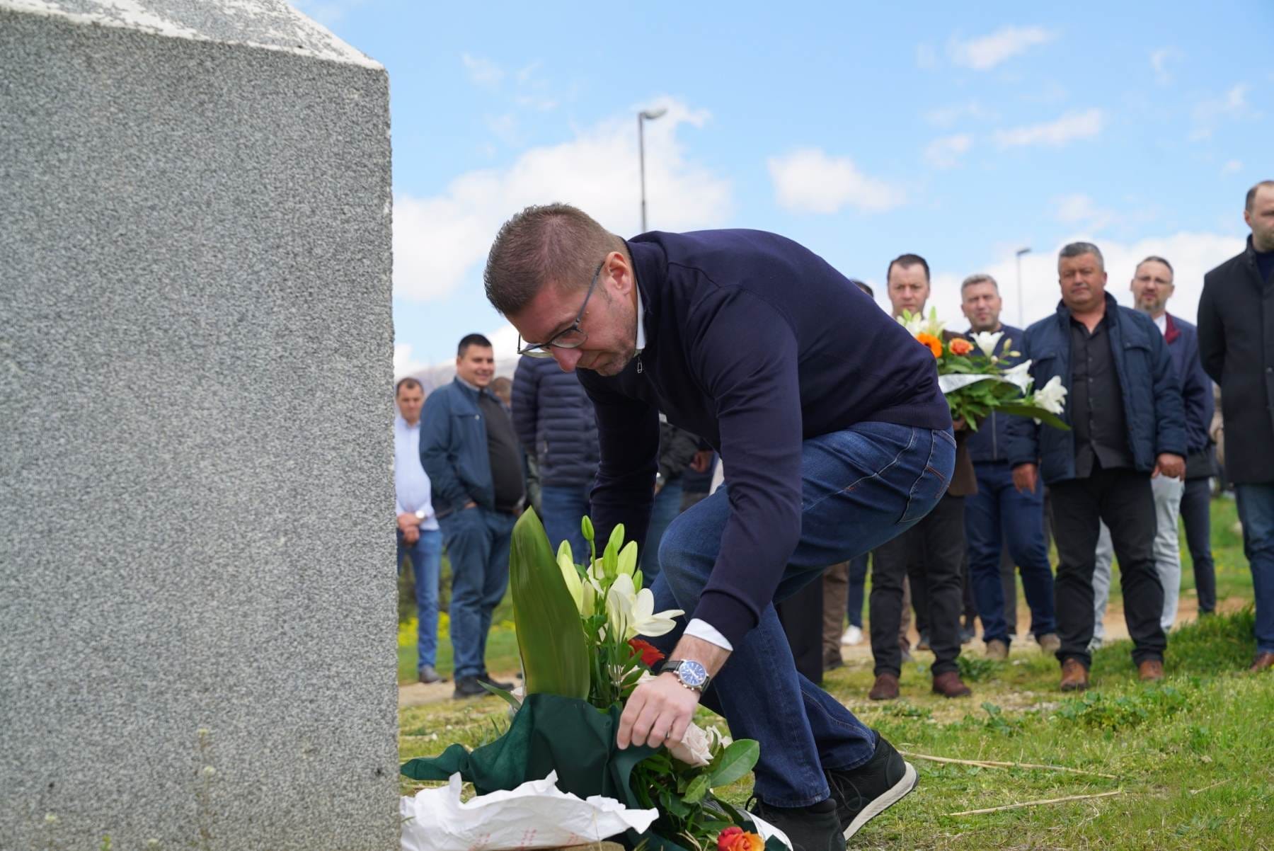 Мицкоски запали свеќа кај Смилковско езеро: Трагедија која не смее да биде заборавена и правда која мора да биде изнесена