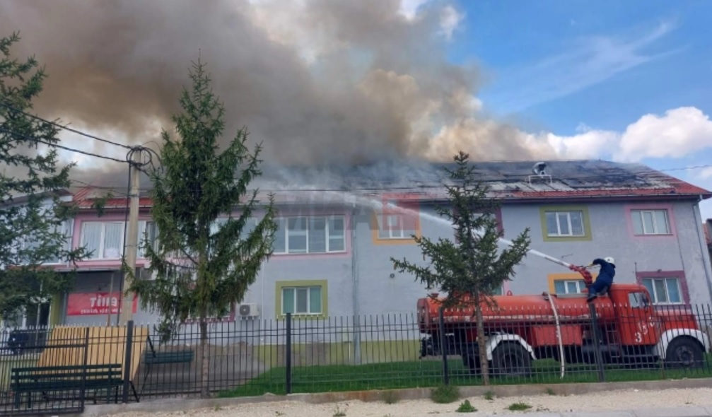 Изби пожар во фабрика за текстил во Прилеп – пожарникарите се обидуваат да го локализираат!