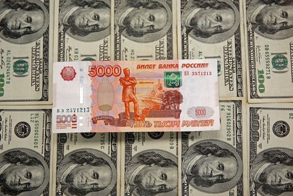 Рубљата падна под 80 за долар за прв пат по речиси една година