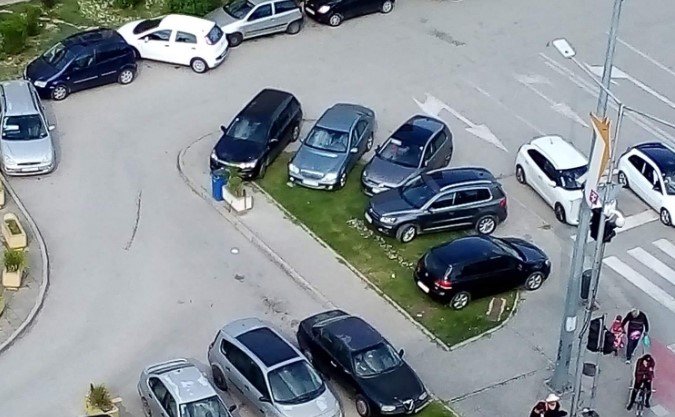 ФОТО: Паркирање на тревникот пред зоолошка – “Погрешните се позади решетки”