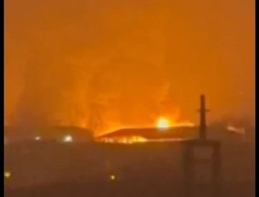 Голем пожар во Хамбург, одекнуваат и експлозии: Низ градот се шири облак со опасни хемикалии, издадено предупредување