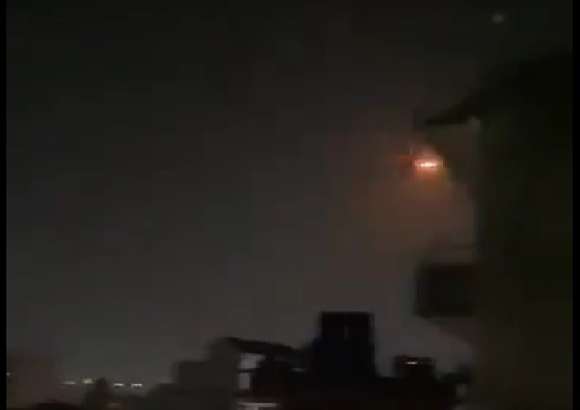 (ВИДЕО) Авион со над 100 патници се запали во воздух