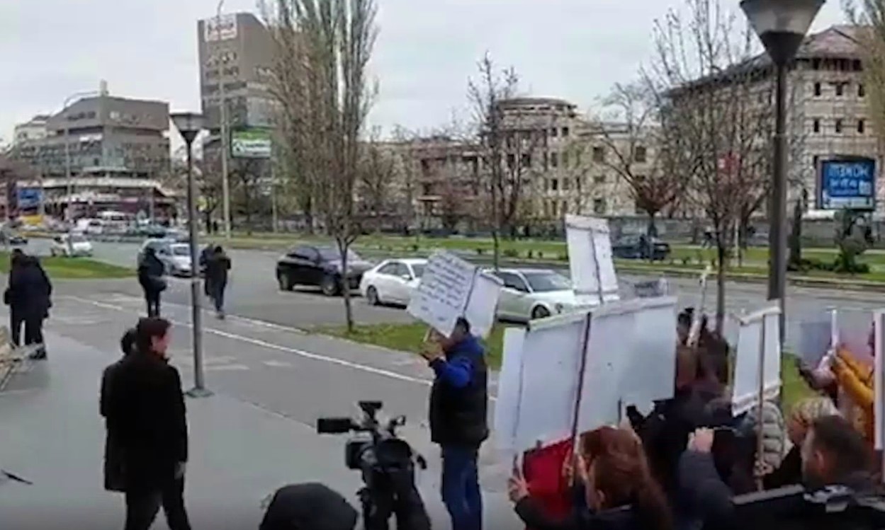 „Профитер“, „Бараме правда“: Граѓаните со транспаренти го испратија Жан Митрев од суд!