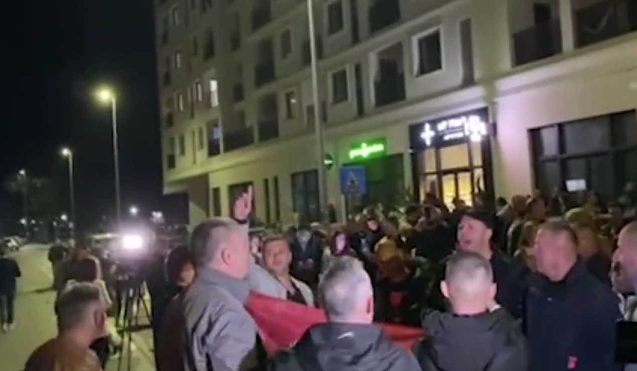Прослава во Подгорица: Песна за Косово, три прста и старото знаме на СР Југославија (ВИДЕО)