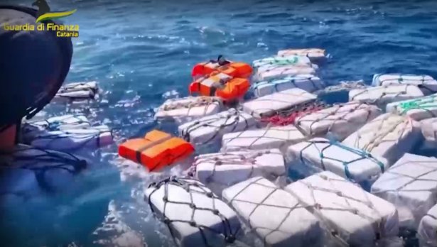 Речиси 2 тони кокаин слободно плови во море (ВИДЕО)