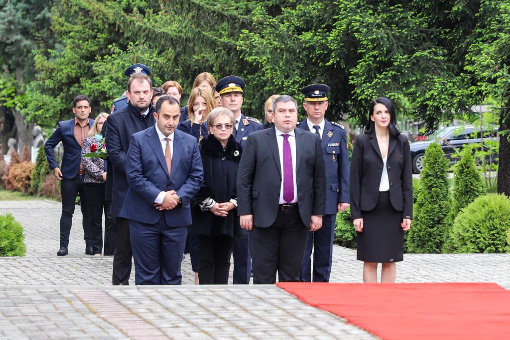 Се поклонуваме на борците кои го поразија фашизмот и придонесуваме во изградбата на Европа за сите