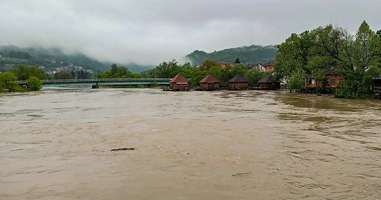 Големи поплави во западна Босна, стотици куќи се под вода, жителите евакуирани