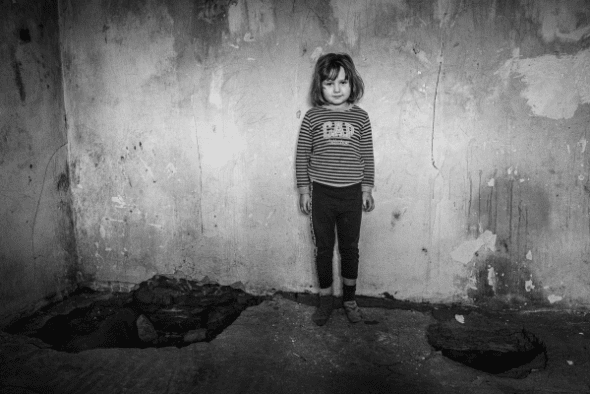 „Во дупката во мојата соба живеат огромни гуштери“: Да и помогнеме на Луна (6) од Македонија да добие нова куќа