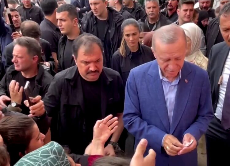 ВИДЕО | Ројтерс: Ердоган им подели пари на приврзаниците пред гласачкото место