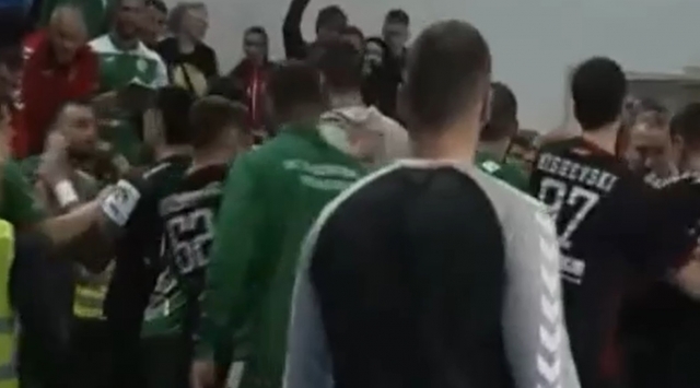 ВИДЕО: Скандал во Охрид, полицаец со пендрак тепа ракометар!