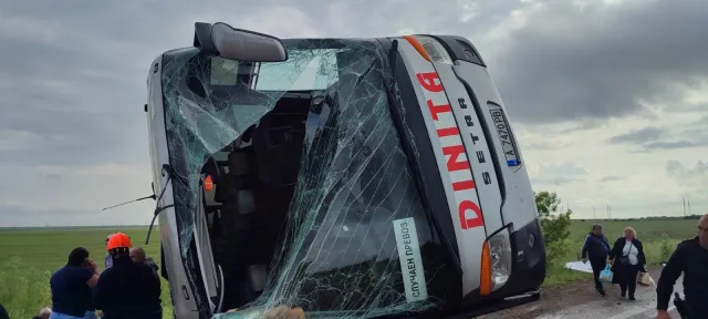 Автобус полн со туристи се преврте на автопат во Бугарија (ФОТО+ВИДЕО)