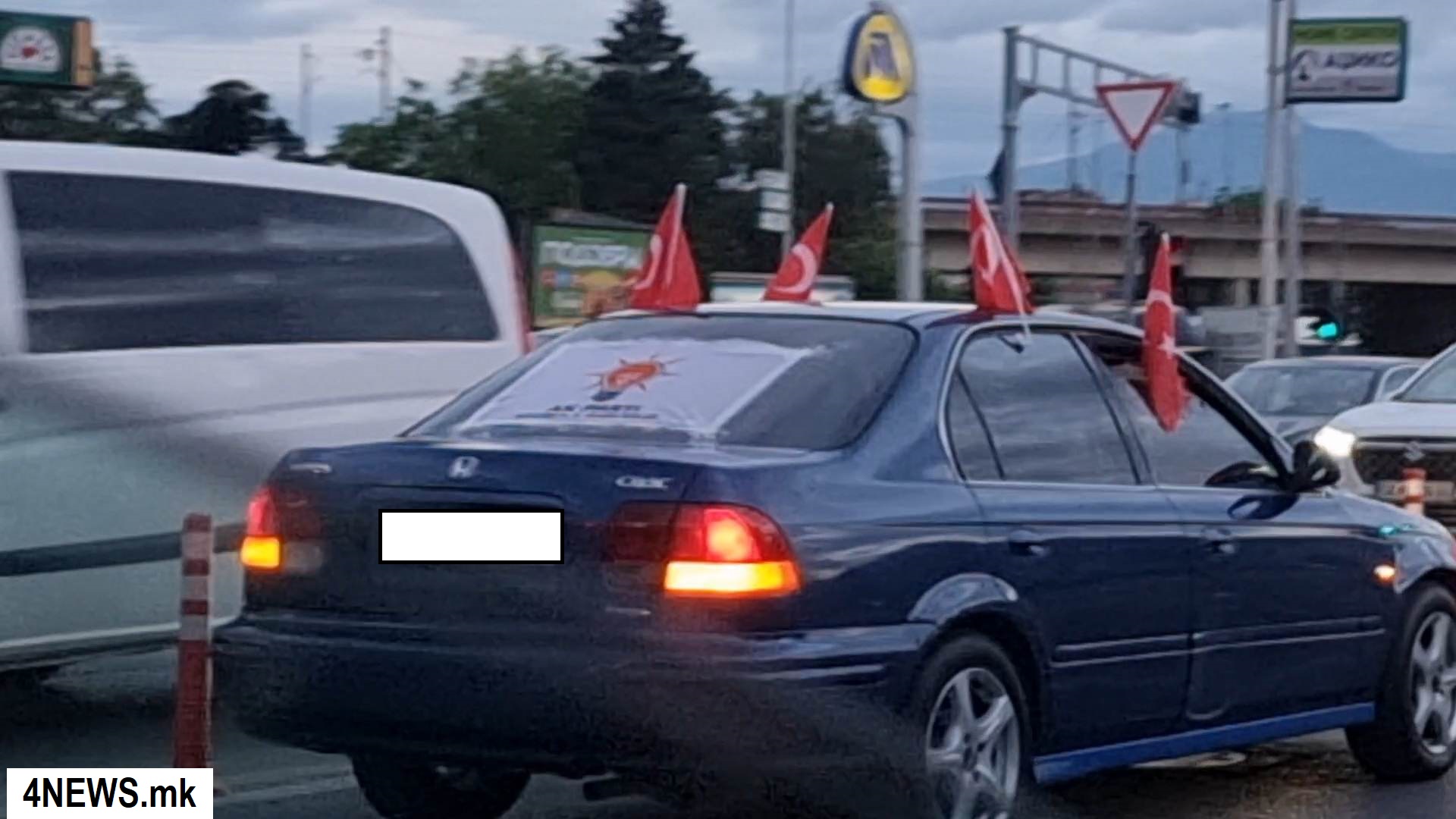 Автомобили со турски знамиња, победата на Ердоган се слави и во Скопје (ВИДЕО)
