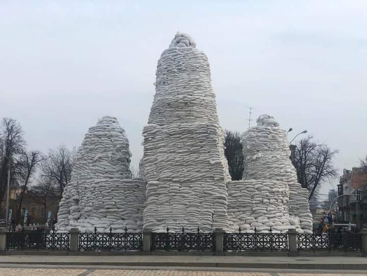 ФОТО: И во Киев има споменик на Кирил и Методиј, но сега со вреќи песок е заштитен од можна штета од руско бомбардирање