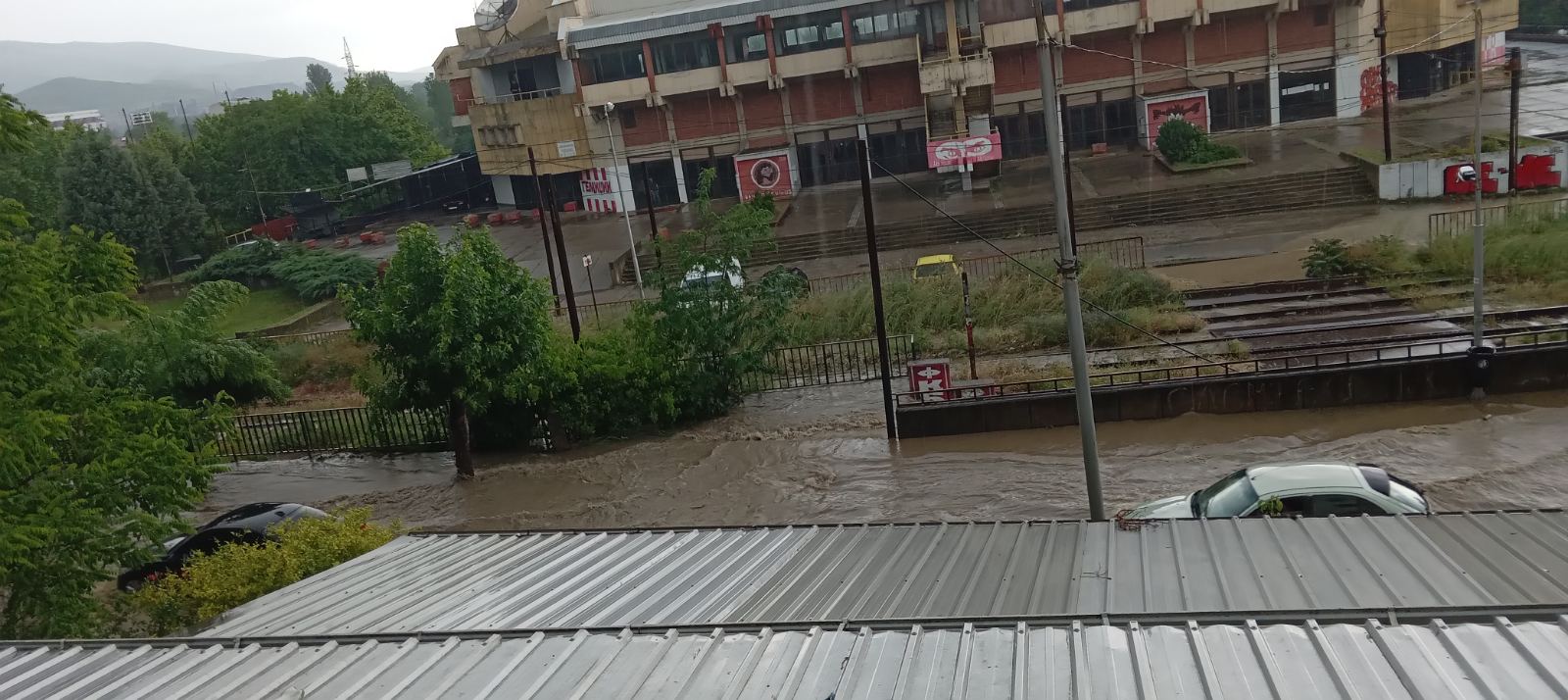 (Фото+Видео) Велес плива во вода: Силното невреме ги поплави улиците низ градот