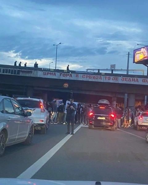 Блокиран автопатот кон Белград, граѓаните излегоа на протест поради ситуациајта во Косово (ВИДЕО)