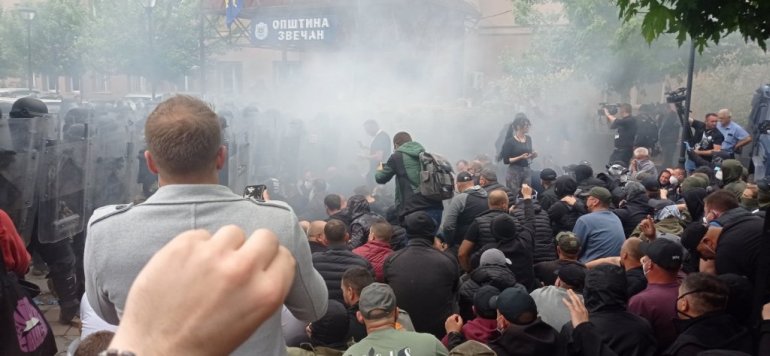 КФОР насилно го растури протестот во Звечан, има повредени