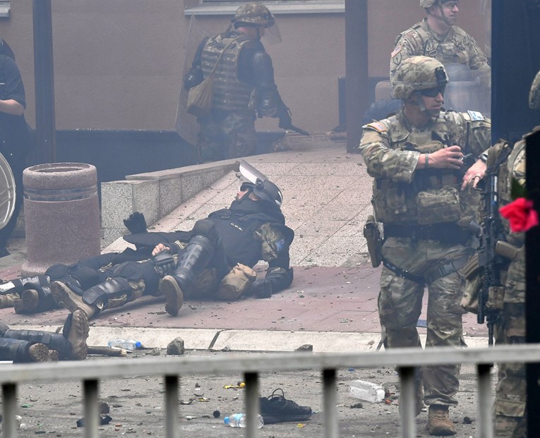 ФОТО: Драматични сцени од хаос на Косово, ранети војници на КФОР влечени по земја