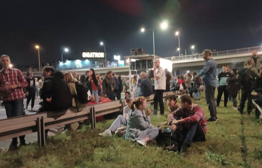 Граѓаните поставуваат шатори на автопатот, подготвувајќи се да преноќат на Газела