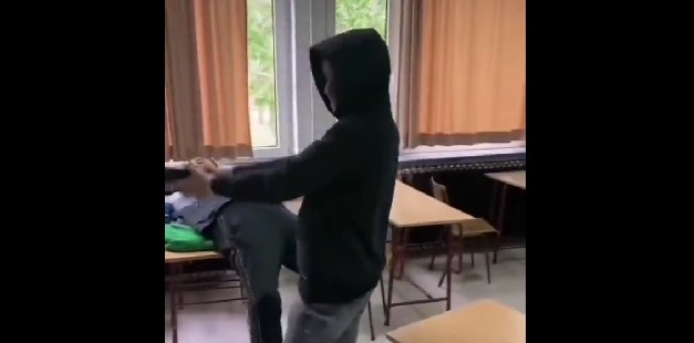 Медиуми: Ученик донел пластичен пиштол во училиштето и го вперил кон учениците