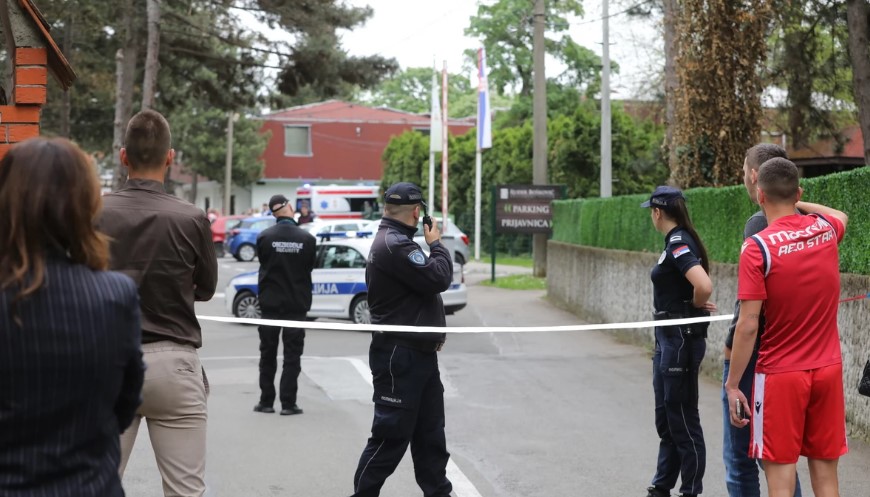 Тинејџерка со нож исекла ученик и професорка во училиште во Белград, ученик во друго училиште со сомнителен список