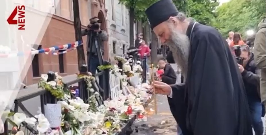 ВИДЕО: Патријарх Порфириј попладнево пристигна пред училиштето каде беа убиени 9 лица
