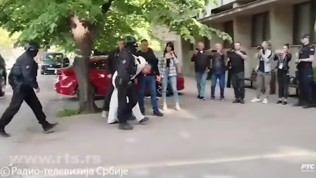 ВИДЕО: Со бел комбинезон, само со чорапи и главата надолу – убиецот од Младеновац пристигна во полиција