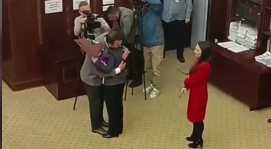 ВИДЕО: Адеми ја изгушка Силјановска – на сред седница извади и букет!
