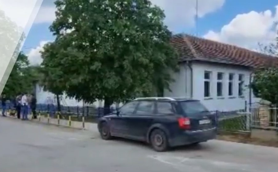 ВИДЕО: Камбаните бијат во Дубона за убиениот млад полицаец и неговата сестра