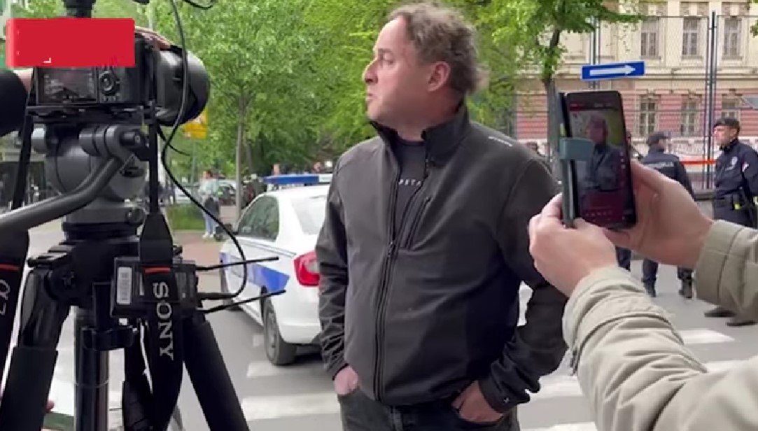 Децата се криеле под масите, Коста се наведнувал за да може да ги убие – таткото на девојче кое го преживеа масакрот со нови детали…