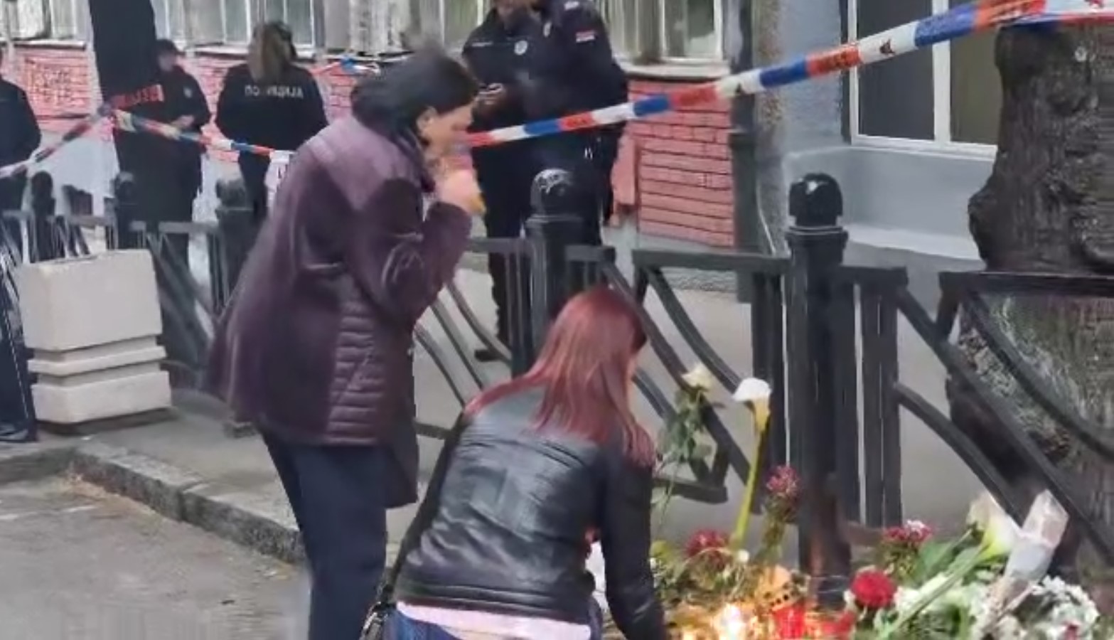 ВИДЕО: Граѓаните оставаат цвеќиња, и палат свеќи на местото каде загинаа девет лица