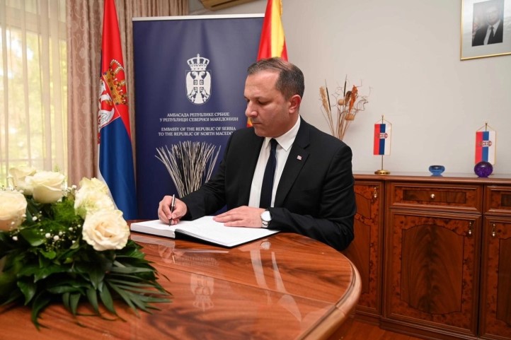 Спасовски се потпиша во Книгата на жалост во Амбасадата на Србија