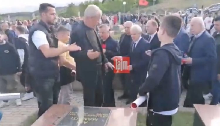 (ВИДЕО) НЕ НА ОВОЈ ГРОБ, АХМЕТИ! Лидерот на ДУИ доживеа непријатна сцена во Слупчанe
