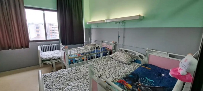 Пациент во велешката болница паднал од болнички кревет, два часа никој не му помогнал,