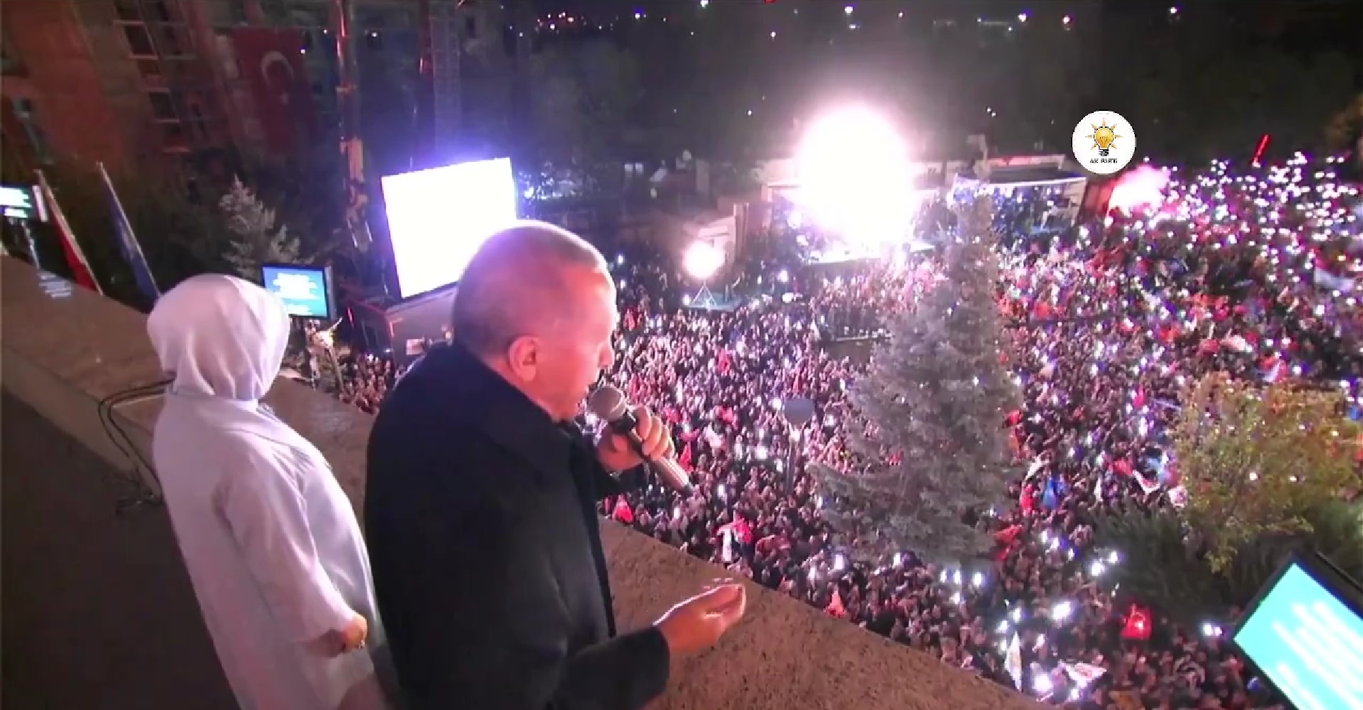 ВИДЕО: Ердоган запеа пред нацијата