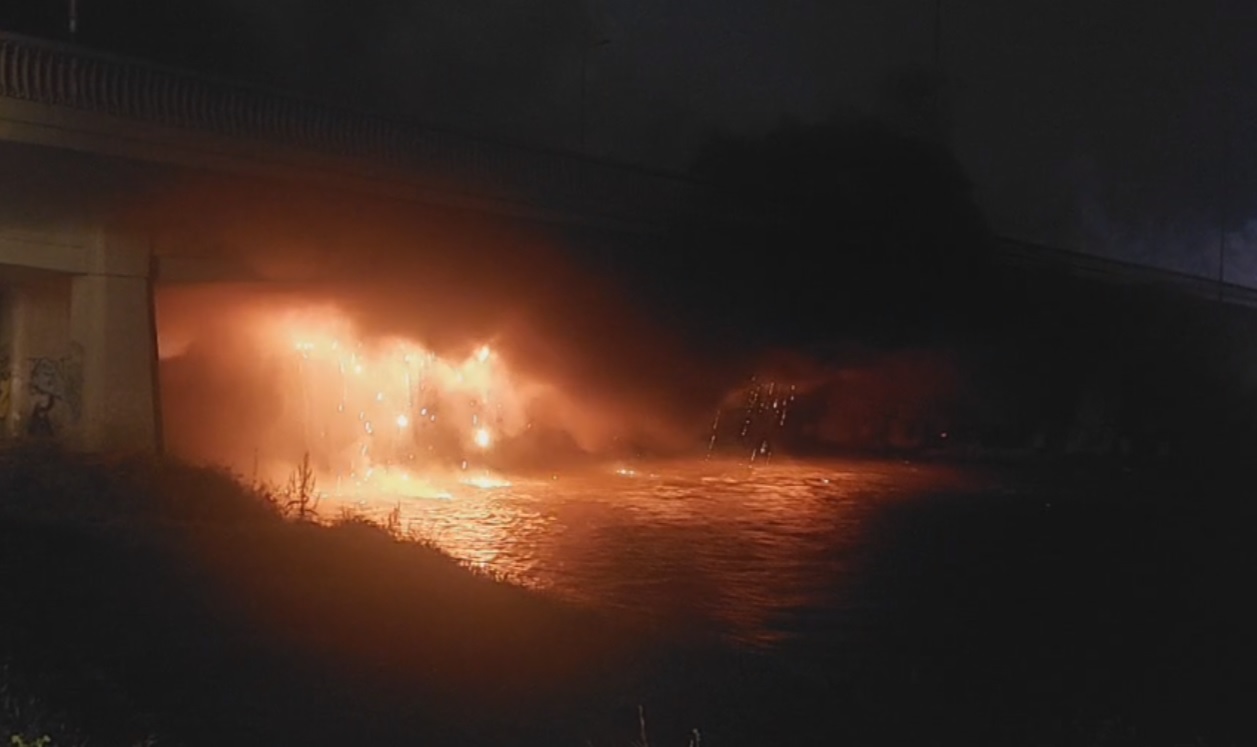 ВИДЕО: Голем пожар вечерва во Скопје, гори мост со инсталации – не се знае дали има и гас!