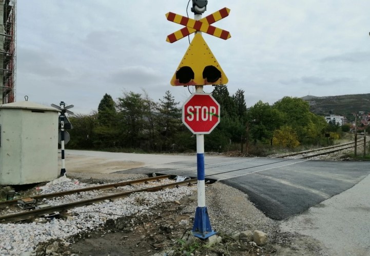 Воз удри во комбе во Куманово – повредени неколку лица