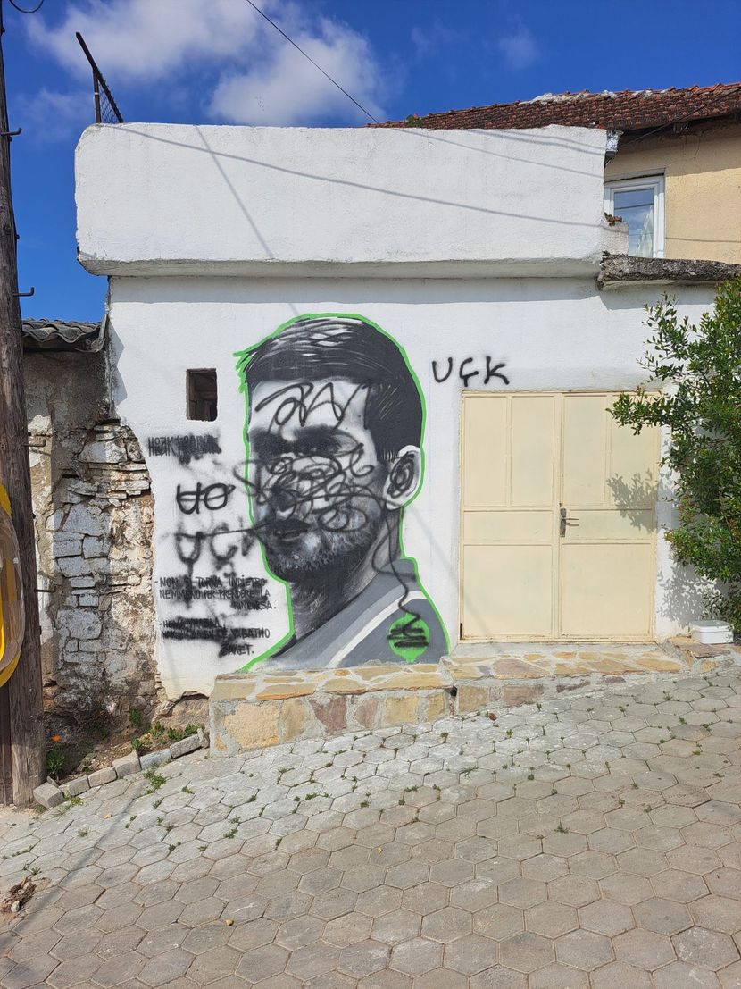Уништен муралот на Новак Ѓоковиќ поради неговата изјава за Косово!