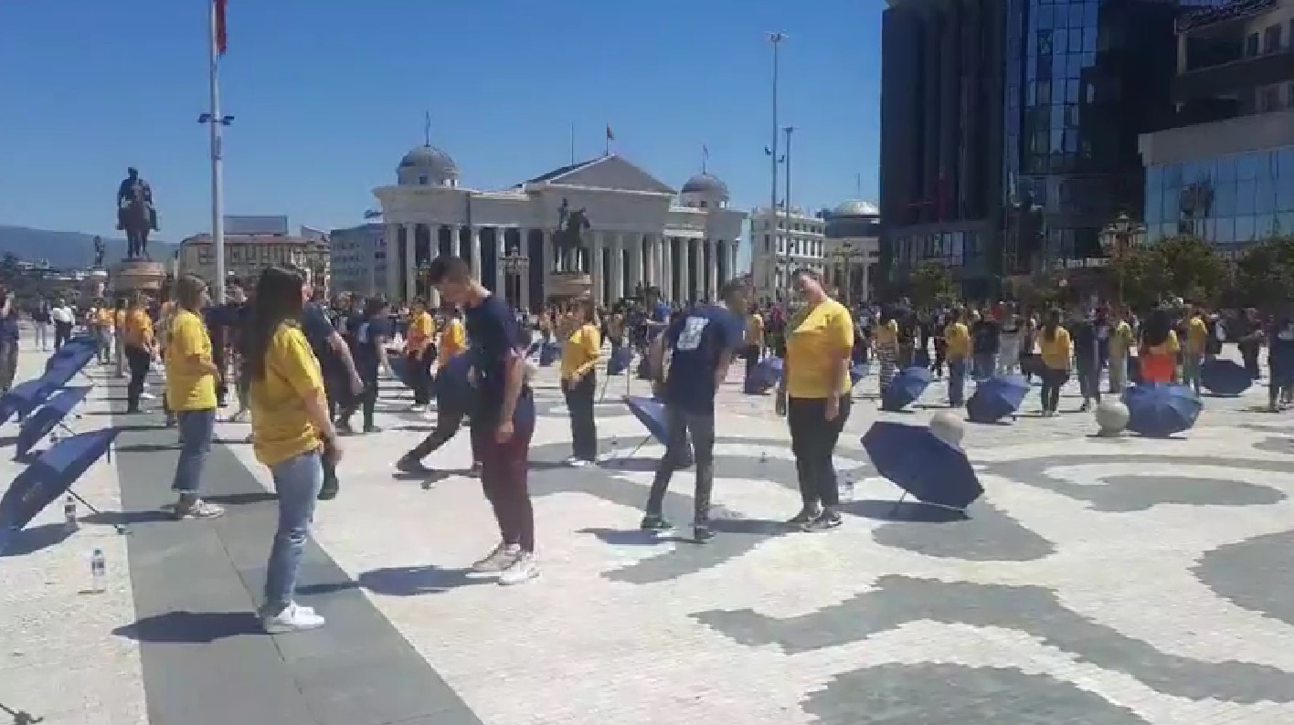 Над 1500 ученици денеска на плоштад „Македонија“, се одржа познатата матурска парада