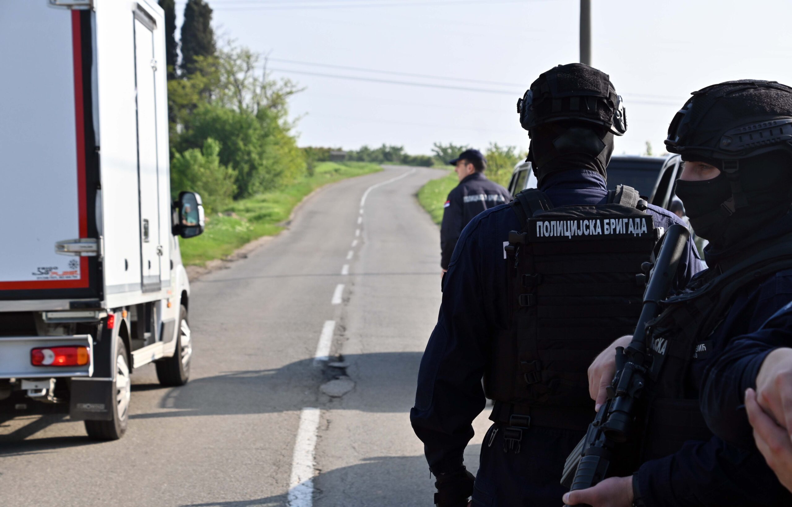 Во Србија уапсени двајца тинејџери поради закани, во домот на трет бил пронајден пиштол