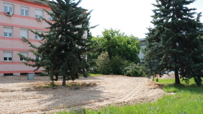 На државно земјиште кај Поликлиниката Бит Пазар си ставил рампа и куќарка, и си наплаќал влез/излез!