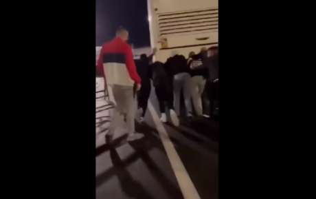 ВИДЕО: Ученици од Кавадарци го туркаат да запали автобусот кој ги носи на екскурзијата во Франција