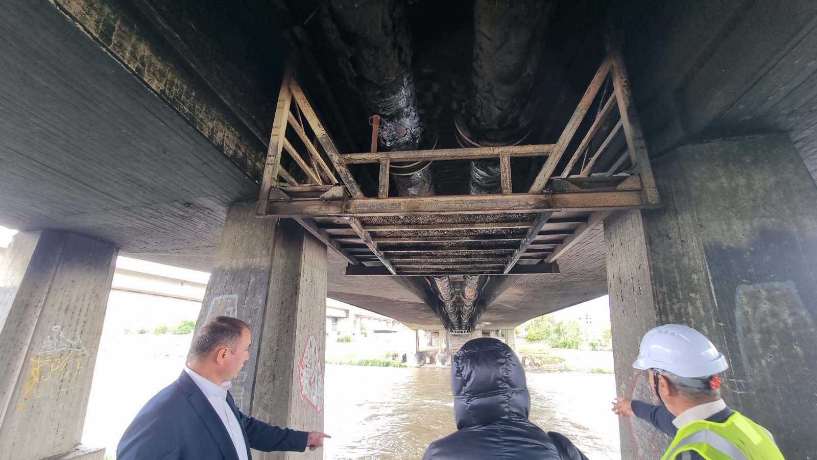 ФОТО: Како утрово изгледа мостот „Беласица“ во Скопје, кои се причините за пожарот?