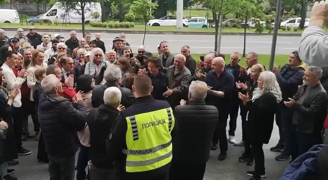 ВИДЕО: Жан Митрев дочекан со овации и аплауз од поранешни пациенти