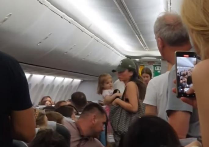 Хаос во авион во Србија: Патничка со дете не сакала да биде врзана: Обезбедувањето ја отстранило! (ВИДЕО)