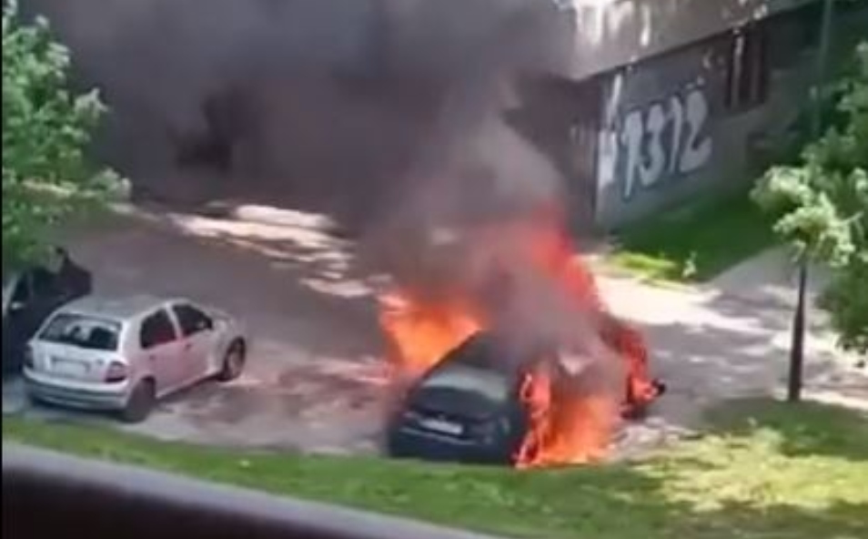 (ВИДЕО) Пожар зафати автомобил на паркинг во Грбавица