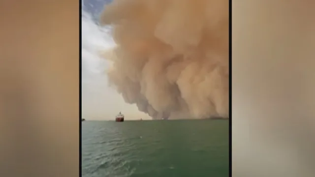 Невообичаено силна песочна бура во Суецкиот канал (ВИДЕО)